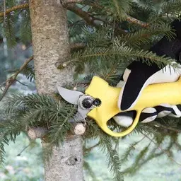 Tijera eléctrica de poda a batería en uso